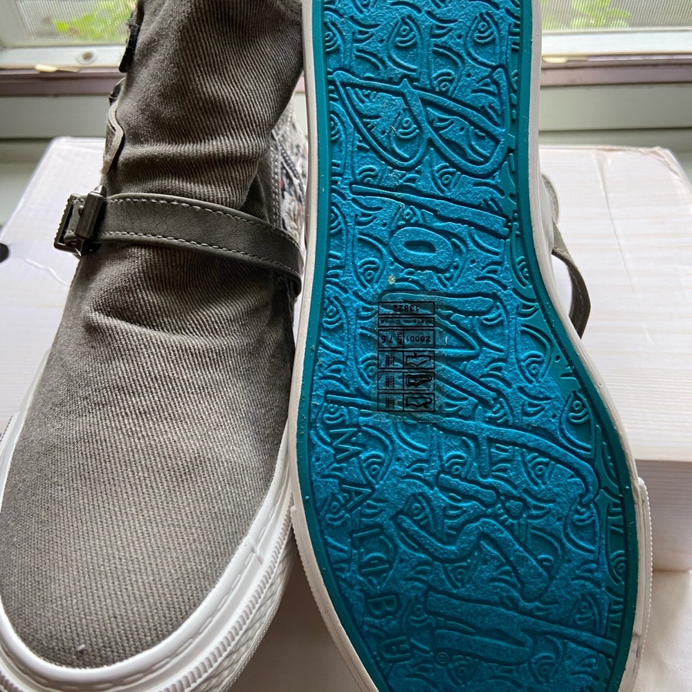 New in box, booties by Blow fish - Picture 3 of 5